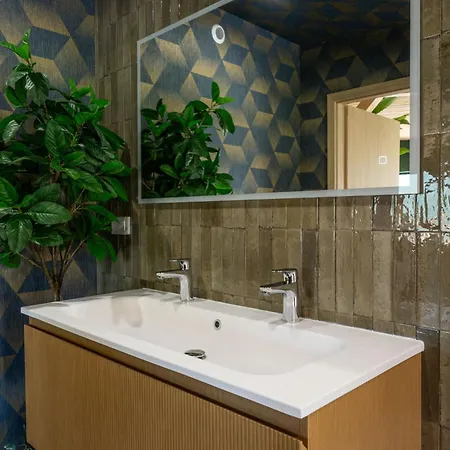 Poli Resort, Calme Et Haut-de-gamme Au Sommet זונרופט-לונז'מר